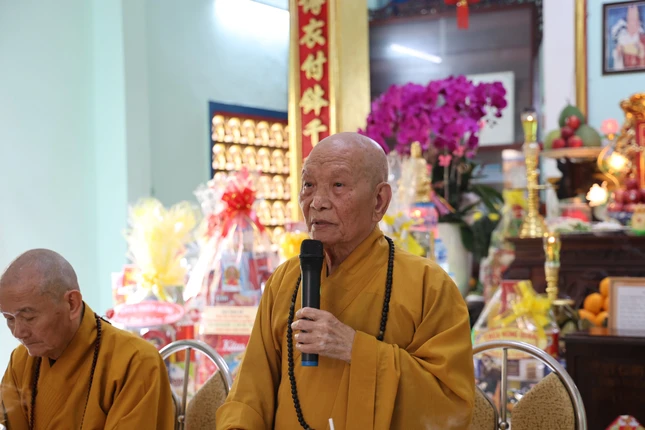 Trưởng lão Hòa thượng Thích Huệ Minh ban đạo từ