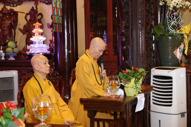 Trưởng lão Hòa thượng Thích Huệ Minh, Ủy viên Thường trực Hội đồng Chứng minh ban đạo từ giáo giới chư hành giả tham dự khoá An cư kiết hạ