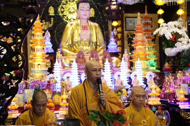 Thượng tọa Thích Minh Nhựt, Trưởng ban Trị sự GHPGVN Q.Phú Nhuận có đôi lời chỉ đạo Ban Chức sự hạ trường cần thực hiện để đảm bảo cho chư hành giả tham dự khoá cấm túc an tâm tu học