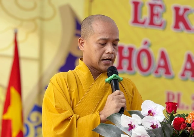 Đại đức Thích Minh Hải báo cáo công tác tổ chức khóa An cư kiết hạ