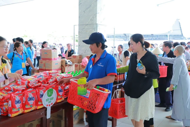Công nhân đi chợ chọn những món hàng mình yêu thích, cùng thưởng thức ẩm thực - Ảnh: Trung Thắng