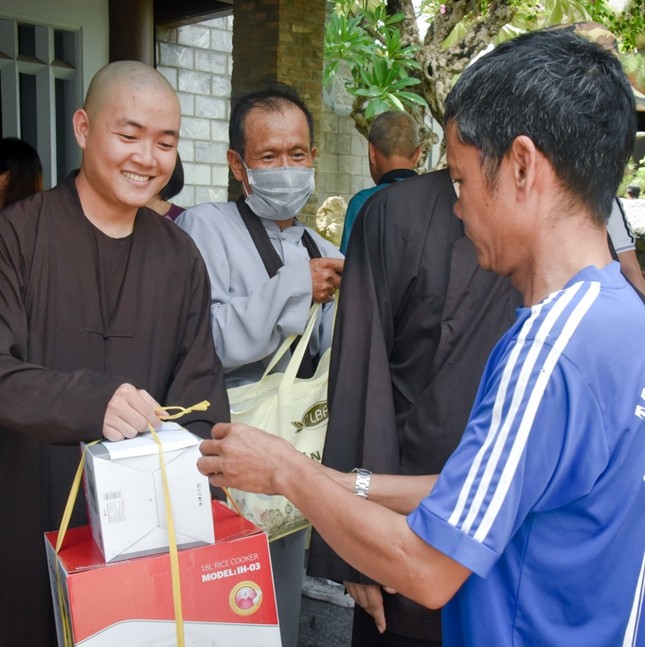 Chư Tăng tu viện Khánh An tận tay trao quà
