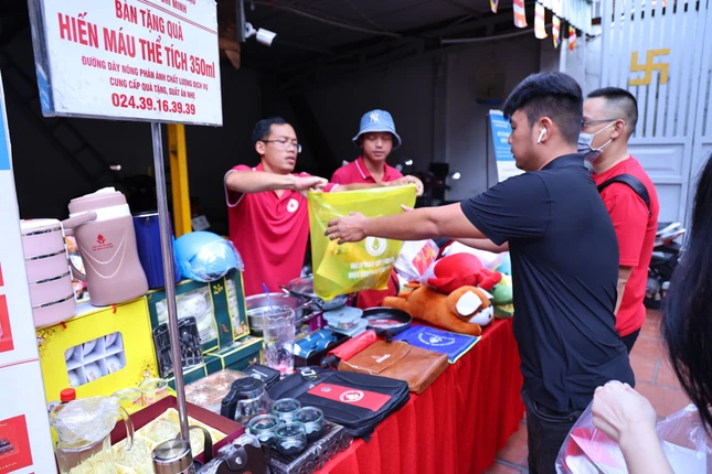 Các tình nguyện viên nhận quà sau khi tham gia hiến máu nhân đạo