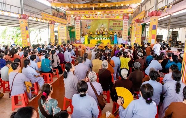 Đông đảo Phật tử, khách thập phương về chùa dự lễ Đông đảo Phật tử, khách thập phương về chùa dự lễ