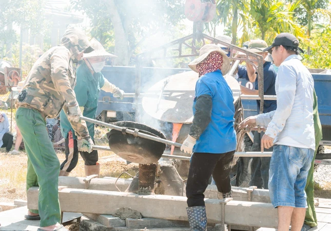 Chuông chùa Thạnh Khê do nhóm thợ đến từ Mỹ Đức (Hà Nội) chế tác Chuông chùa Thạnh Khê do nhóm thợ đến từ Mỹ Đức (Hà Nội) chế tác