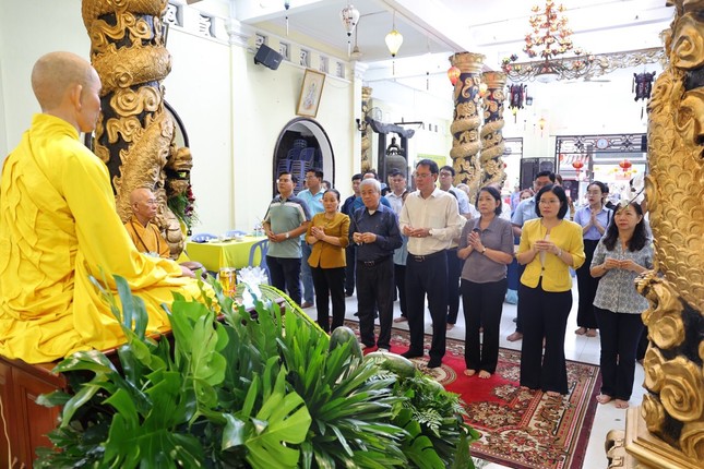 Đại diện lãnh đạo chính quyền TP.HCM dâng hương tưởng niệm