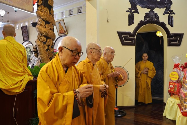 Chư tôn Trưởng lão dâng hương cầu nguyện