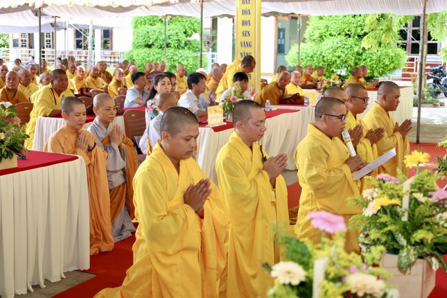 Đại diện chư hành giả an cư dâng lời phát nguyện