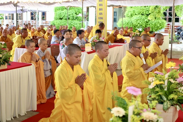 Đại diện chư hành giả an cư dâng lời phát nguyện