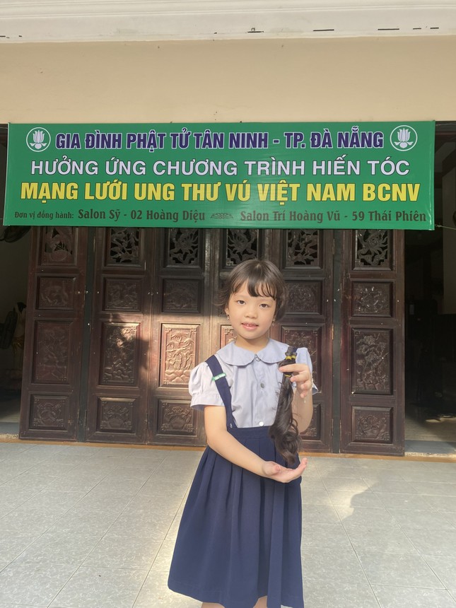 Cắt đi mái tóc thân yêu nhưng em không hề tiếc nuối, trái lại rất tự hào vì đã làm một việc ý nghĩa