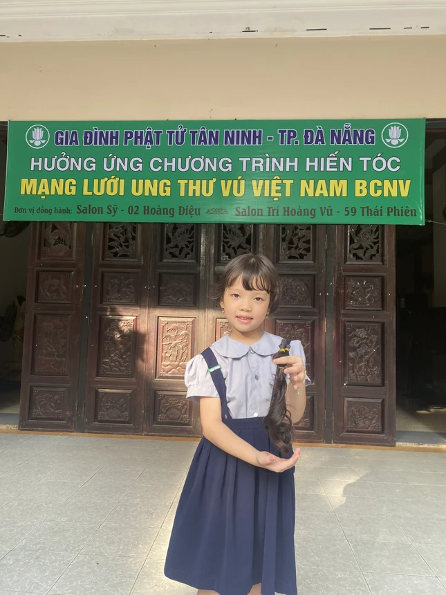 Cắt đi mái tóc thân yêu nhưng em không hề tiếc nuối, trái lại rất tự hào vì đã làm một việc ý nghĩa Cắt đi mái tóc thân yêu nhưng em không hề tiếc nuối, trái lại rất tự hào vì đã làm một việc ý nghĩa