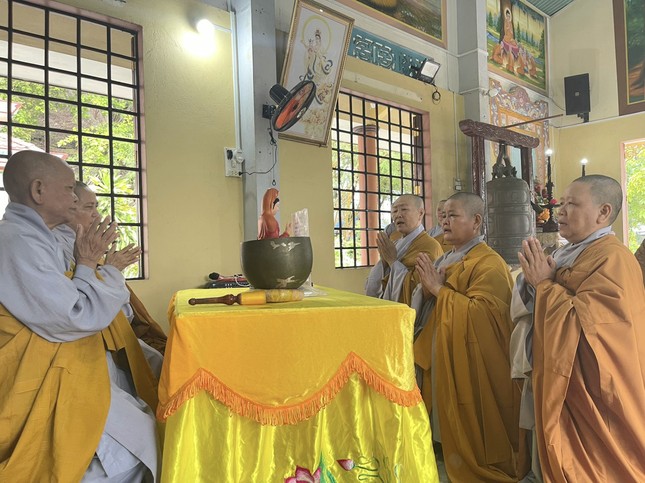 Chư Ni lần lượt 3 vị tác pháp thọ an cư Chư Ni lần lượt 3 vị tác pháp thọ an cư