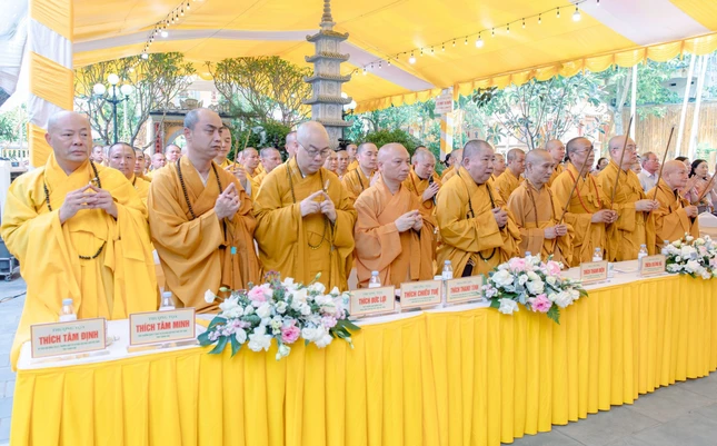 Dâng hương tưởng niệm