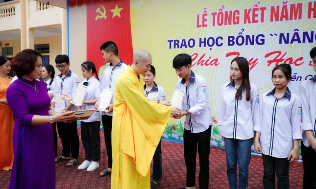 45 suất học bổng được trao tận tay các em học sinh đạt thành tích cao nhất tại Trường THPT Diễn Châu 5