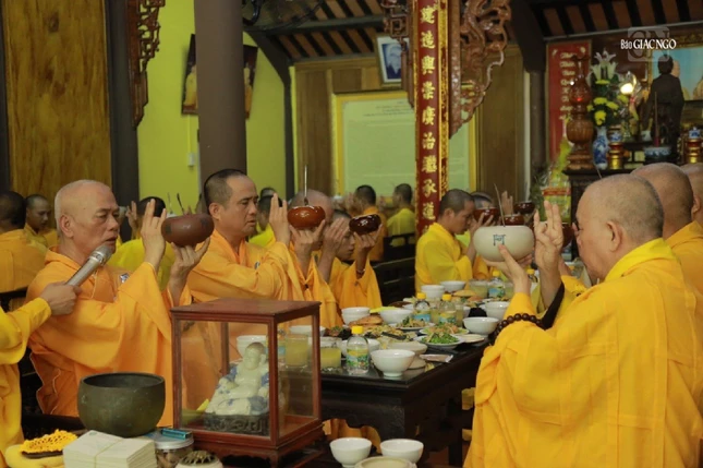 Chư tôn đức trang nghiêm cử bát cúng dường trong thời quá đường mùa An cư kiết hạ