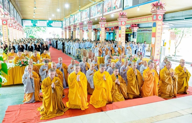 Đại diện chư hành giả an cư dâng lời cầu pháp