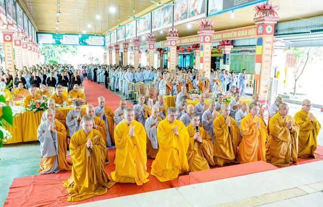 Đại diện chư hành giả an cư dâng lời cầu pháp Đại diện chư hành giả an cư dâng lời cầu pháp