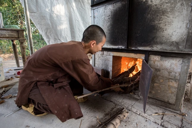Thầy Đạo Nguyên bên lò nung gốm Thầy Đạo Nguyên bên lò nung gốm