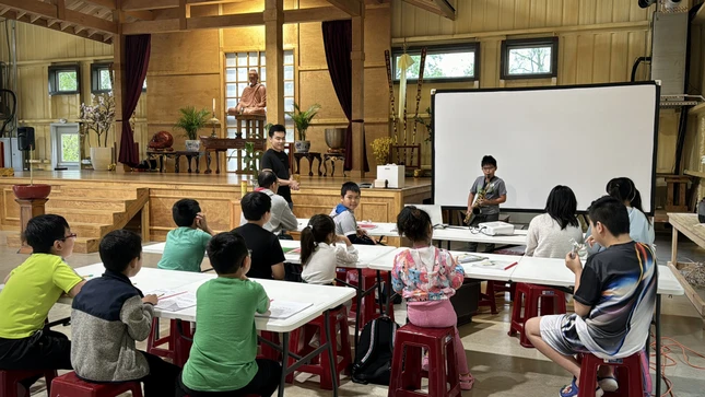 Người trẻ, người trí thức sẽ tìm đến chùa bởi họ được tiếp cận đạo Phật sống động, lợi lạc cho bản thân và hãnh diện đem đạo Phật góp phần giúp đời Người trẻ, người trí thức sẽ tìm đến chùa bởi họ được tiếp cận đạo Phật sống động, lợi lạc cho bản thân và hãnh diện đem đạo Phật góp phần giúp đời