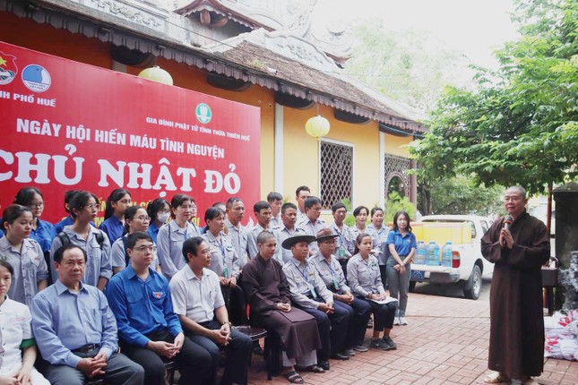 Thượng tọa Thích Thường Chiếu phát biểu tán thán các Phật tử tham gia hiến máu