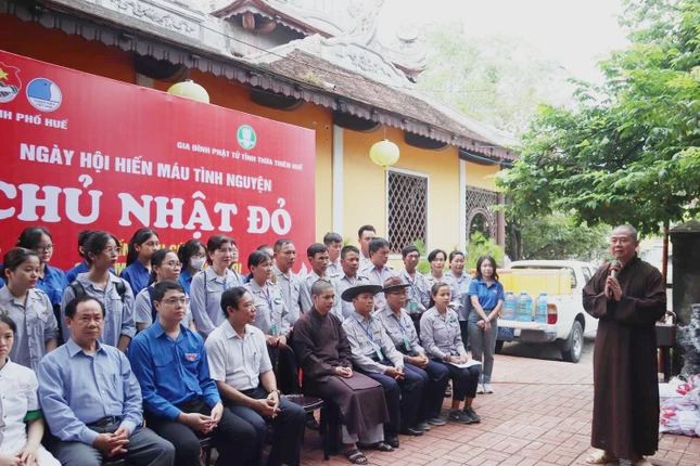 Thượng tọa Thích Thường Chiếu phát biểu tán thán các Phật tử tham gia hiến máu