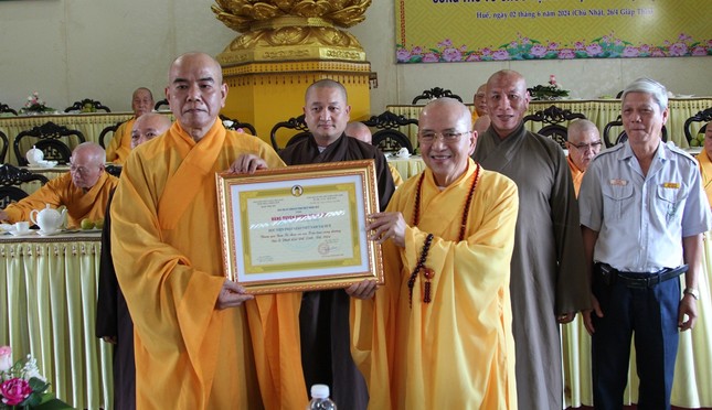 Hòa thượng Trưởng ban Tổ chức trao Bằng tuyên dương công đức Hòa thượng Trưởng ban Tổ chức trao Bằng tuyên dương công đức