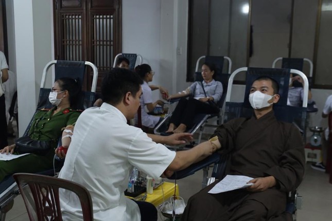 Chư Tăng tham gia hiến máu nhân đạo