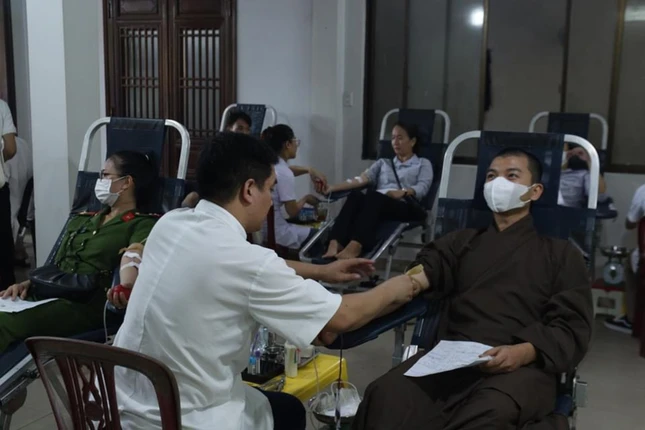Chư Tăng tham gia hiến máu nhân đạo
