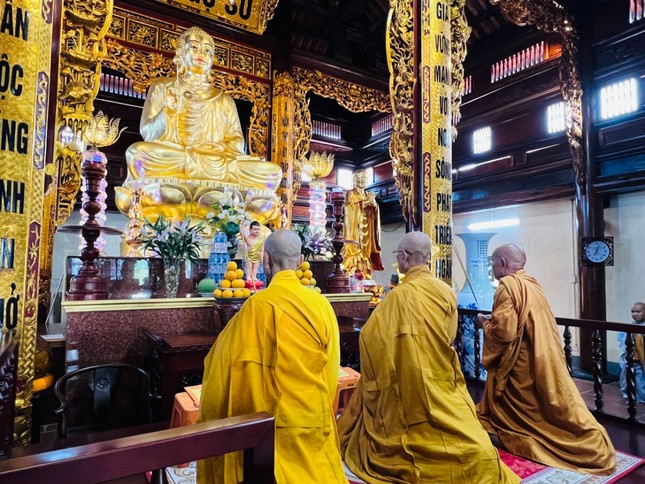 Chư tôn đức niêm hương bạch Phật, cử hành lễ Bố-tát tại chánh điện thiền viện Trúc Lâm Sóc Trăng