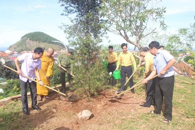 Phát động trồng cây xanh trong khuôn viên chùa An Thái
