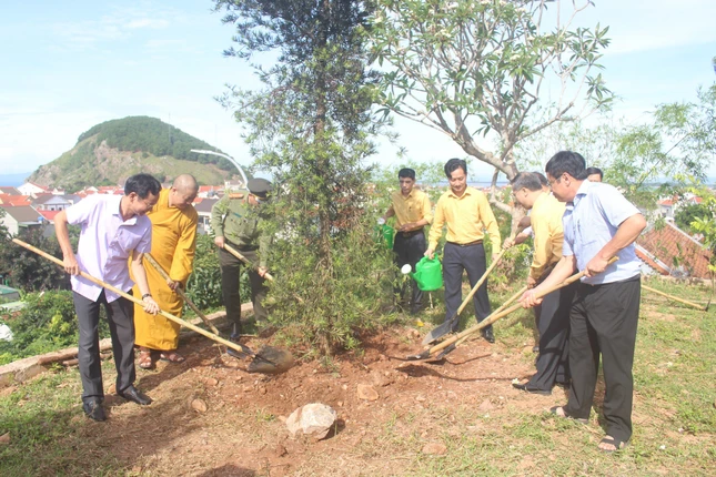Phát động trồng cây xanh trong khuôn viên chùa An Thái