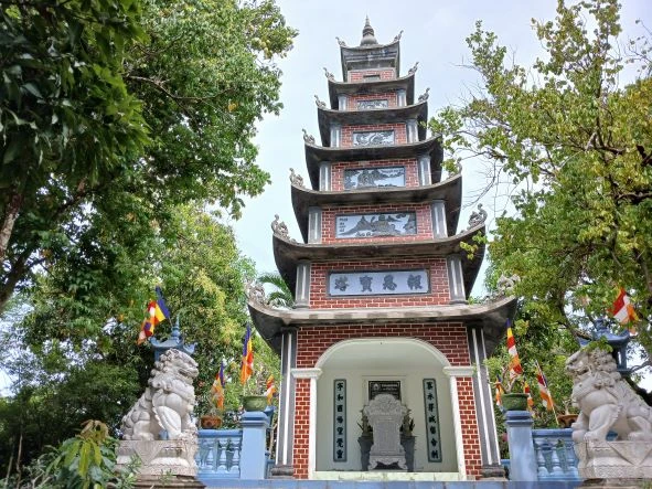 Bảo tháp cố Hòa thượng Thích Viên Nhơn trong khuôn viên chùa Viên Ngộ