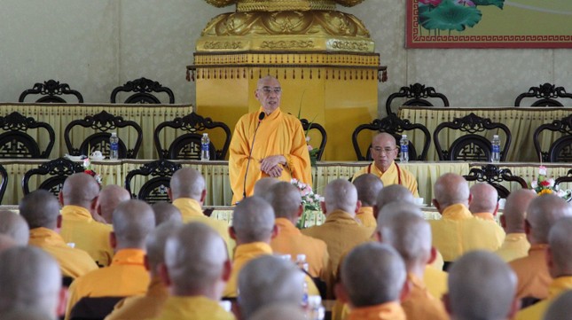 Sau thời quá đường, chiều cùng ngày, Trưởng lão Hòa thượng Thích Quang Nhuận chia sẻ đề tài “Giới luật và đời sống thiền môn” đến chư hành giả Tăng Ni