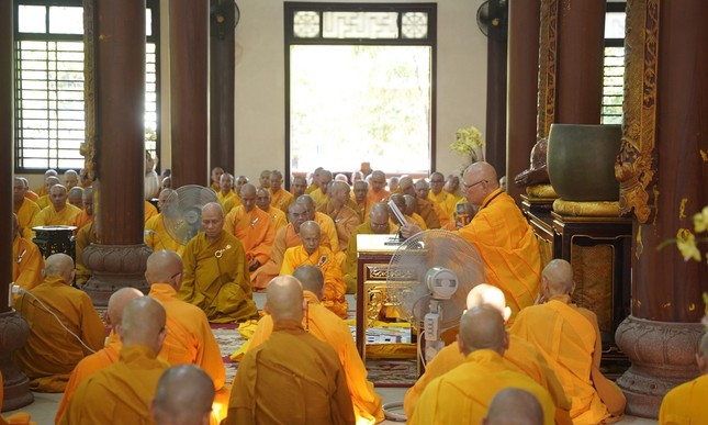 Trưởng lão Hòa thượng Thích Chơn Hương thuyết giới Tỳ-kheo trong kỳ Bố-tát