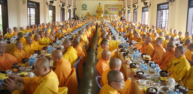 Chư Tăng cùng nhau thực hiện nghi thức quá đường mỗi nửa tháng trong mùa an cư