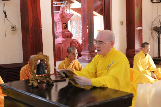 Thượng tọa Thích Đức Thành trùng tụng giới kinh