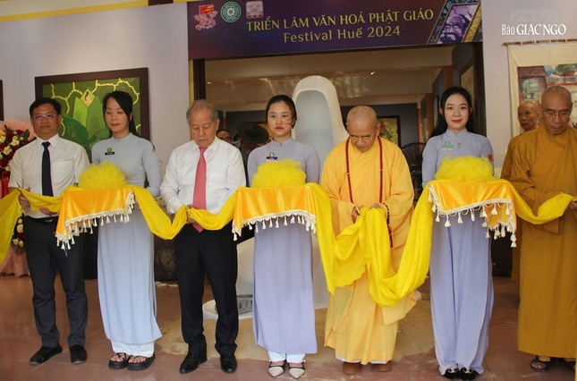 Chính thức cắt băng khai mạc triển lãm