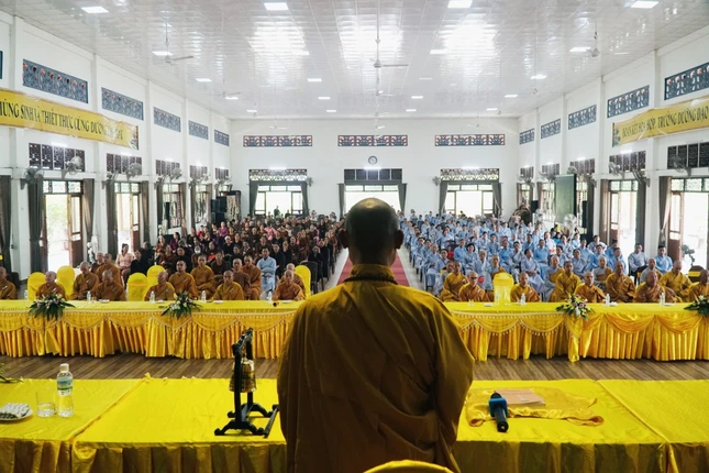 Chư Tăng Ni, Phật tử tham dự buổi lễ