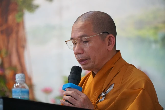 Thượng tọa Thích Tỉnh Thuần đọc diễn văn khai mạc