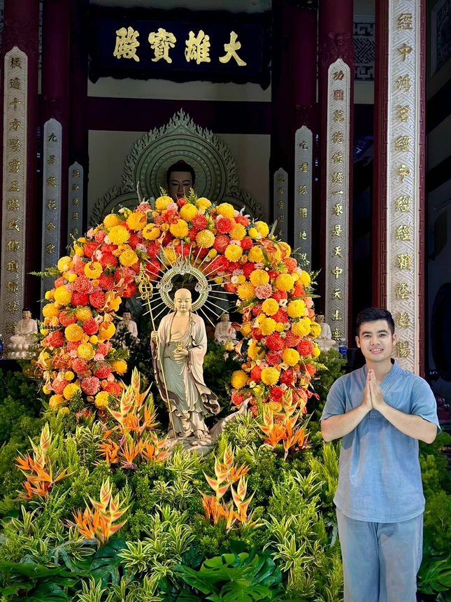 Huỳnh Nhật Linh bên tác phẩm hướng dẫn Phật tử cắm hoa tại chùa