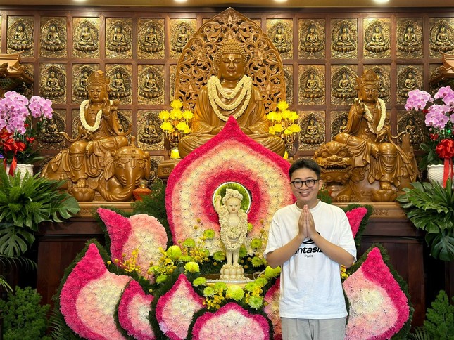 Bạn Nguyễn Văn Khoa, pháp danh Minh Đạt, trưởng nhóm Dâng hoa cúng Phật Bạn Nguyễn Văn Khoa, pháp danh Minh Đạt, trưởng nhóm Dâng hoa cúng Phật