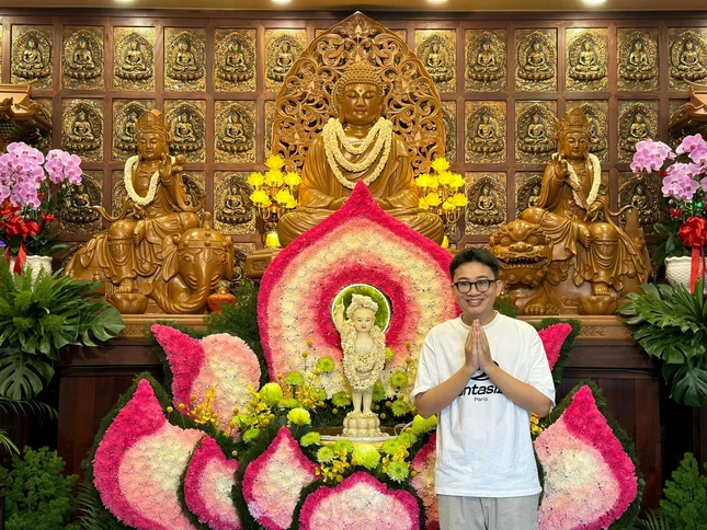 Bạn Nguyễn Văn Khoa, pháp danh Minh Đạt, trưởng nhóm Dâng hoa cúng Phật