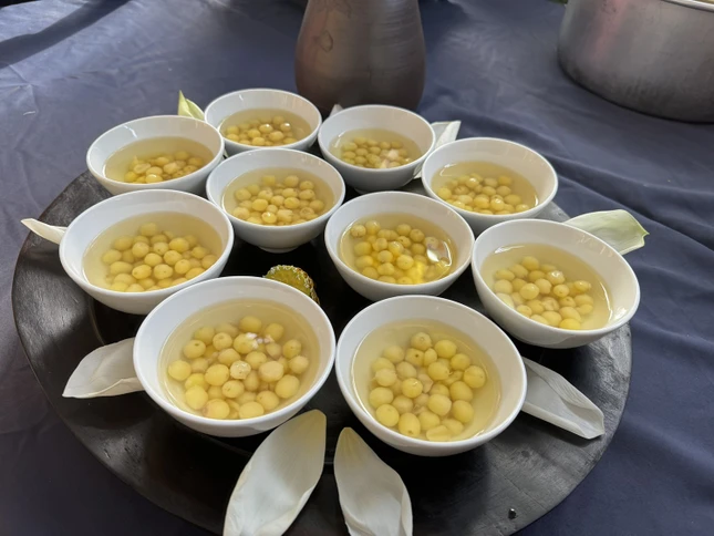 Chè hạt sen xứ Huế được trồng từ hồ Tịnh Tâm Chè hạt sen xứ Huế được trồng từ hồ Tịnh Tâm