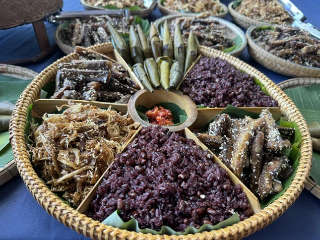 Bánh a quát được nấu từ nếp than của đồng bào dân tộc A Lưới Bánh a quát được nấu từ nếp than của đồng bào dân tộc A Lưới