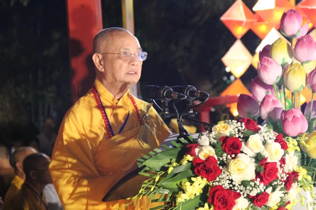 Hòa thượng Thích Huệ Phước đọc diễn văn khai mạc lễ hội