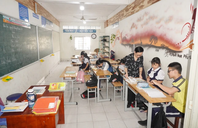 Cô Xuân Quỳnh trong một buổi hướng dẫn các em học sinh lớp 5