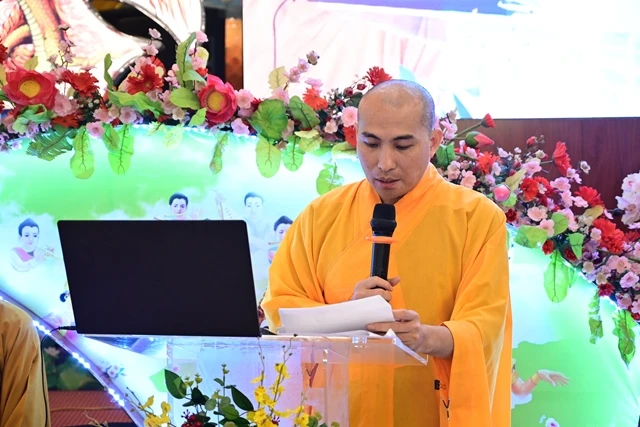 Đại đức Thích Tâm Lượng báo cáo công tác tổ chức, nội quy khóa tu