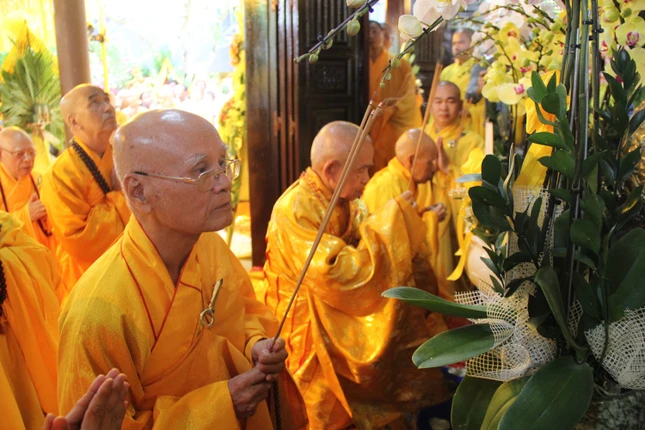 Chư tôn giáo phẩm dâng hương tưởng niệm