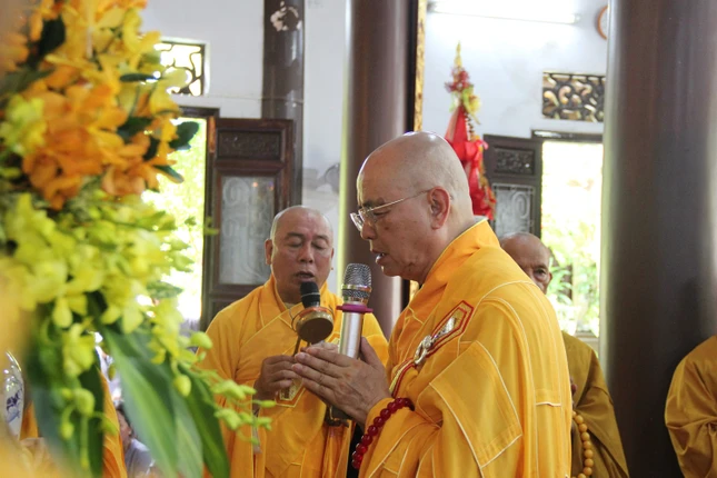 Hòa thượng Thích Huệ Phước cử hành lễ cúng ngọ