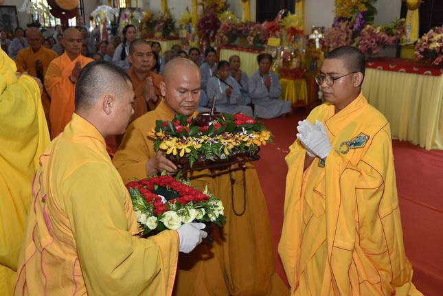 Môn hạ đệ tử dâng chúc thực cúng dường Giác linh Trưởng lão Hòa thượng